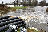 14-01-2023 Terheijden - Door de vele regenval is het water van de IJsbaan zo hoog komen te staan dat deze schade veroorzaakt en de ijsbaan deels leeg gepompt moet worden.
 - Fotokrant